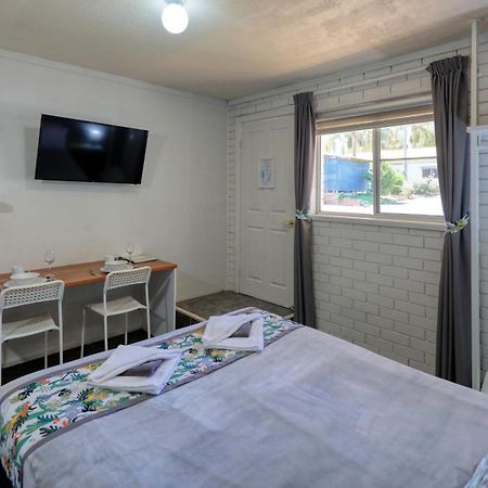 Oasis Motel Peak Hill ภายนอก รูปภาพ